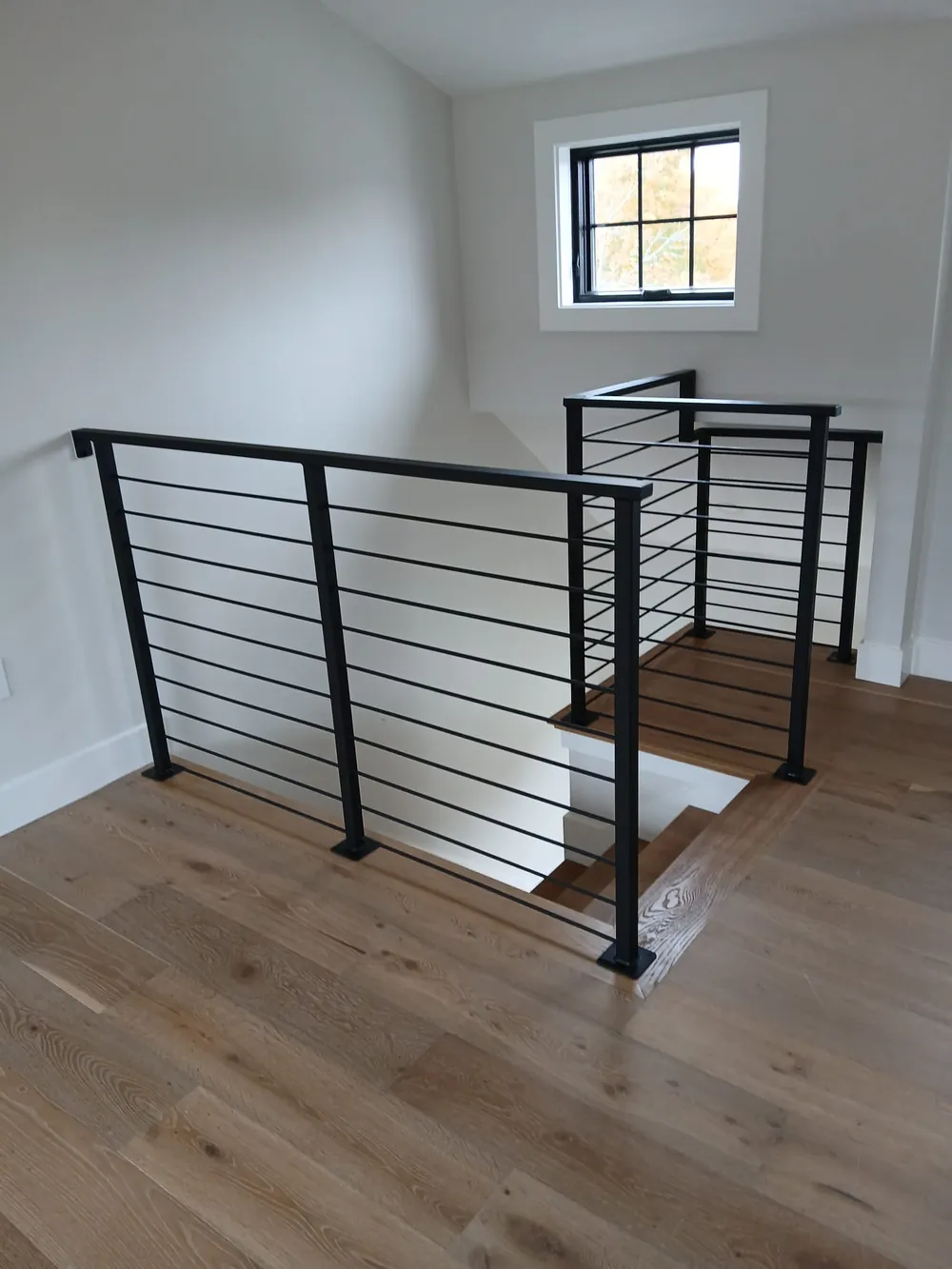 Horizontal-bar guard railing around a stairwell